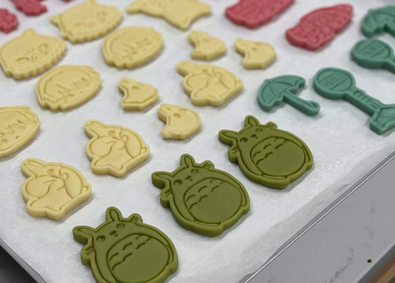 Use the Totoro Cookies Cutter to create a cake mold and prepare it for baking